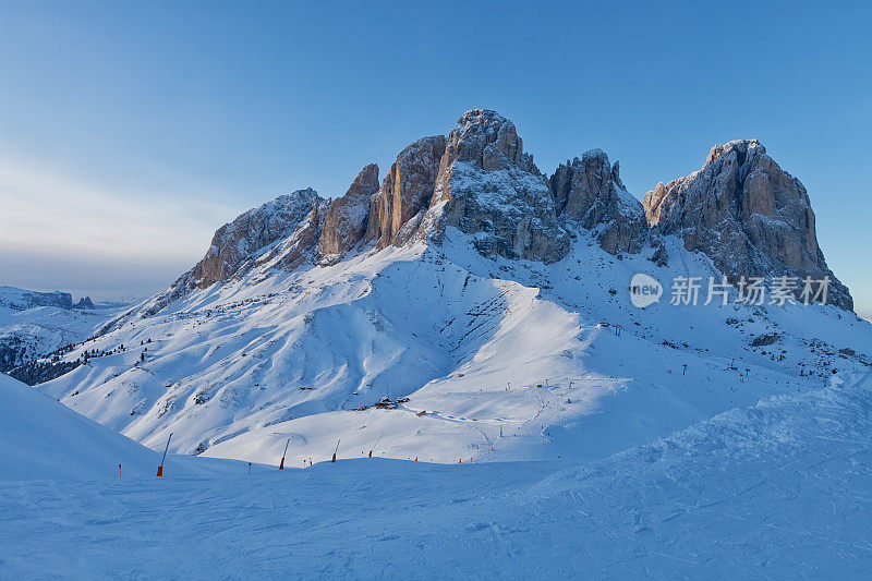 从Val di Fassa滑雪区，意大利Trentino-Alto-Adige地区的意大利白云石组Sassolungo (Langkofel)